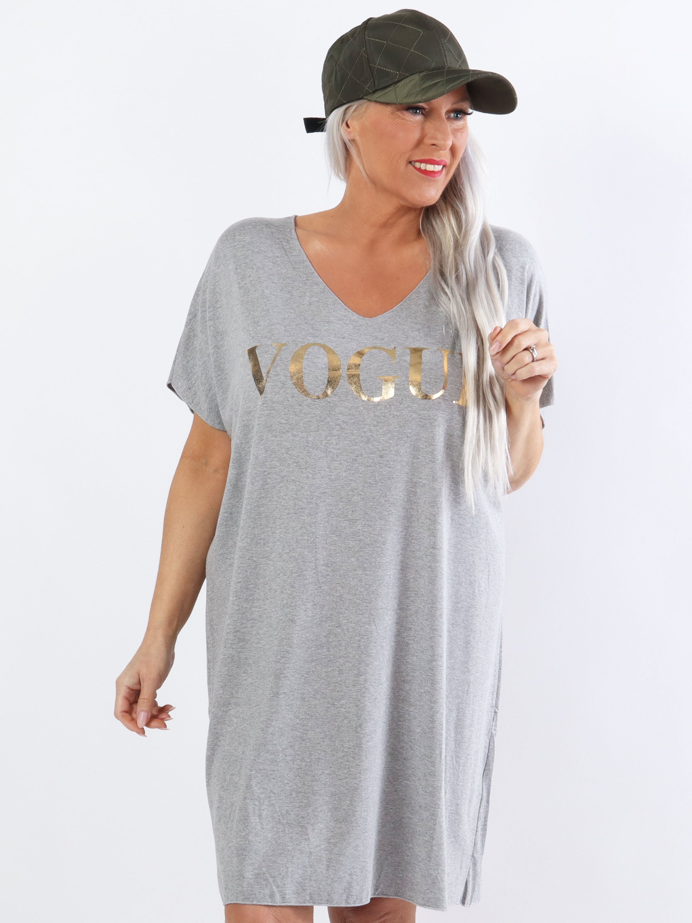Vogue - Plus size t-shirtkjole i viskose med guld skrift